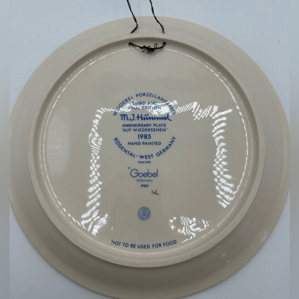 M.I. HUMMEL, ANNIVERSARY 10" PLATE, "AUF WIEDERSEHEN"  DATED 1985 - Picture 3 of 7